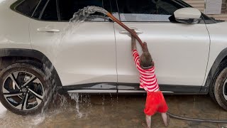 Abu enlisted washed the car to help mom then ate fruit
