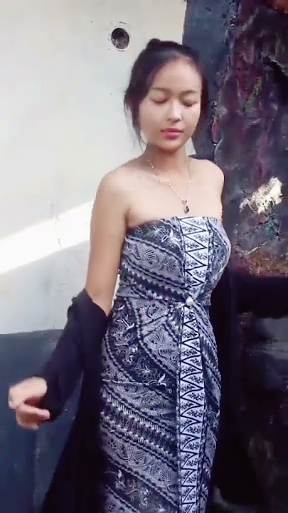 Rumas alvia memakai kemben