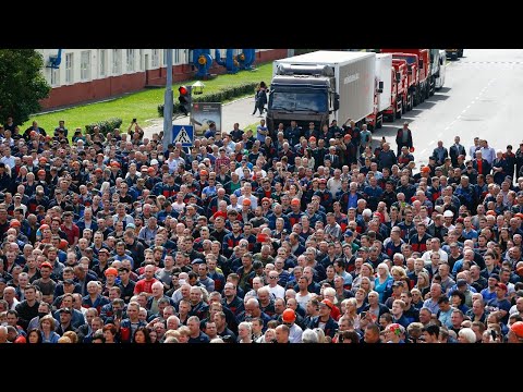 Protesters march to the Belarusian government building in Minsk | LIVE