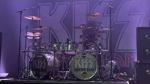 KISS FOREVER BAND - Bass Solo with blood spitting / Unholy / Drumsolo / 100.000 Years