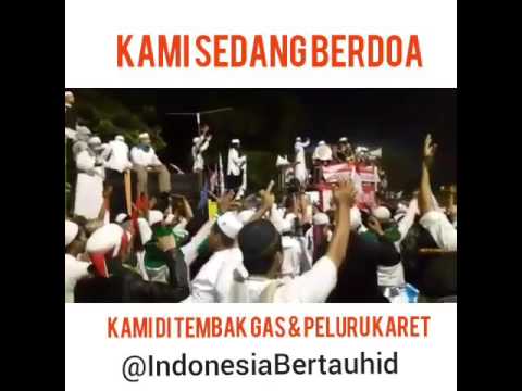 Barbarity Ahok soldiers and jokowi (PKI) attacked Muslims praying