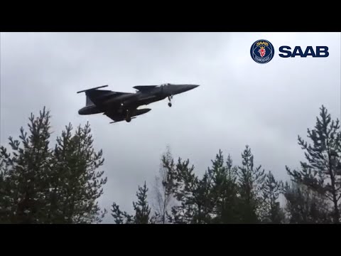 SAAB JAS-39 Gripen Landing on road in Finland 2015