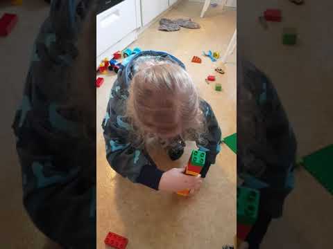 Mario bygger med lego. Pojke med autism.