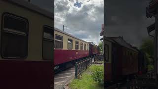 Dampflok der Brockenbahn HSB fährt durch Wernigerode
