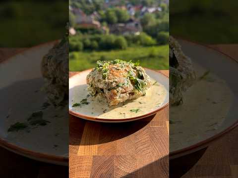 В грузинской кухне очень много вкусных блюд. И Чкмерули одно из них. 