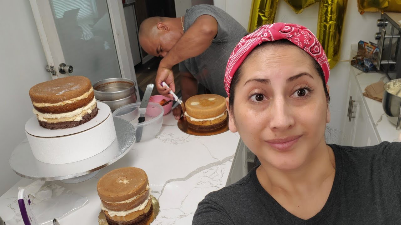 llegamos a casita y necesito decorar este pastel de Ariel