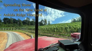 видео: Распределение камня на новой дороге в Винограднике картинка: Распределение камня на новой дороге в Винограднике