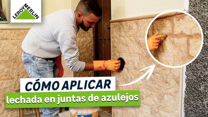 Se rellenan las juntas de los azulejos antes de colocar un papel