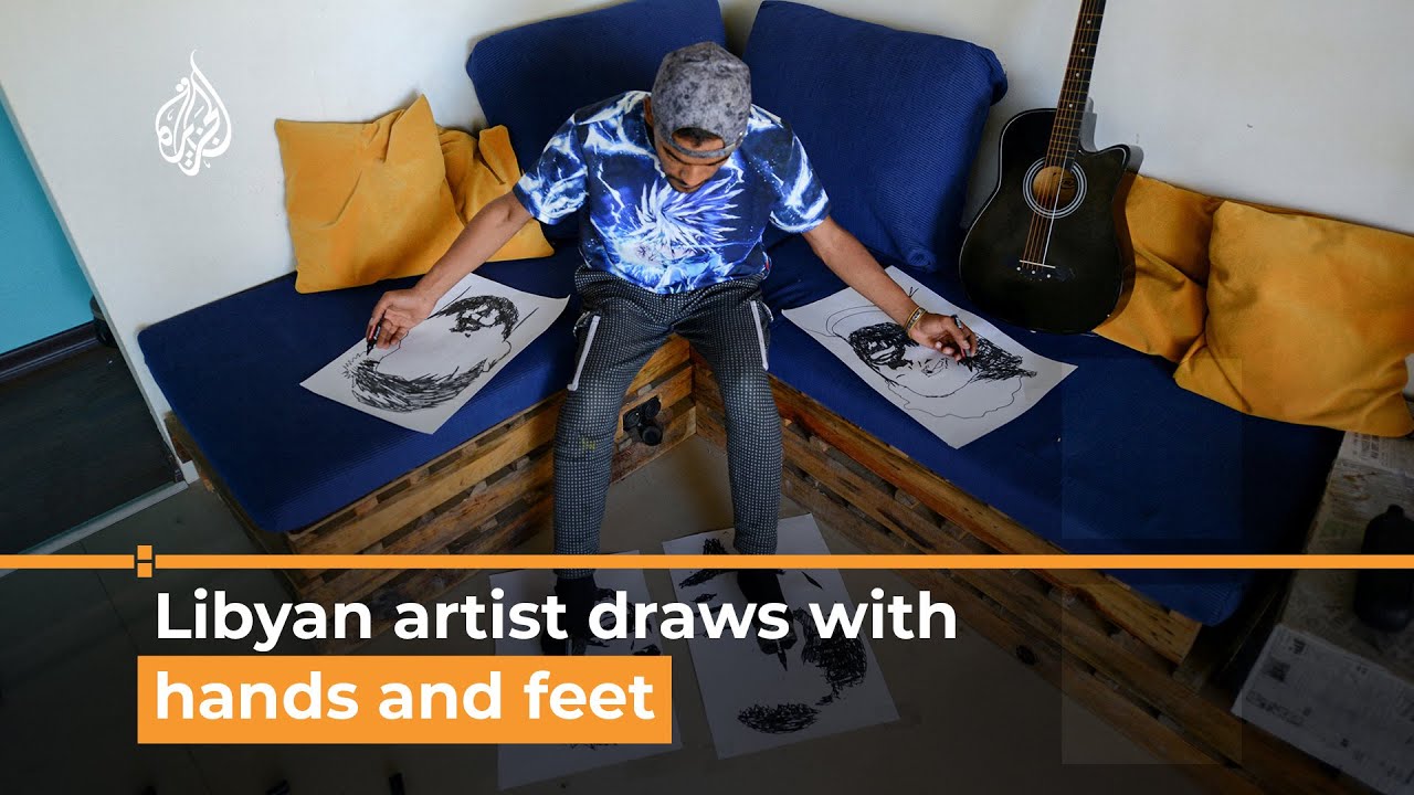فنان ليبي يرسم بيديه وقدميه في آن واحد