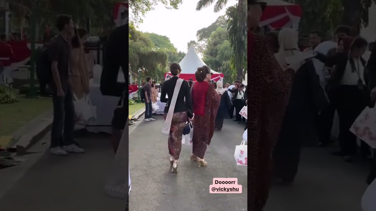 Aura Kasih Pakai Kebaya Kagetin Vicky Shu 