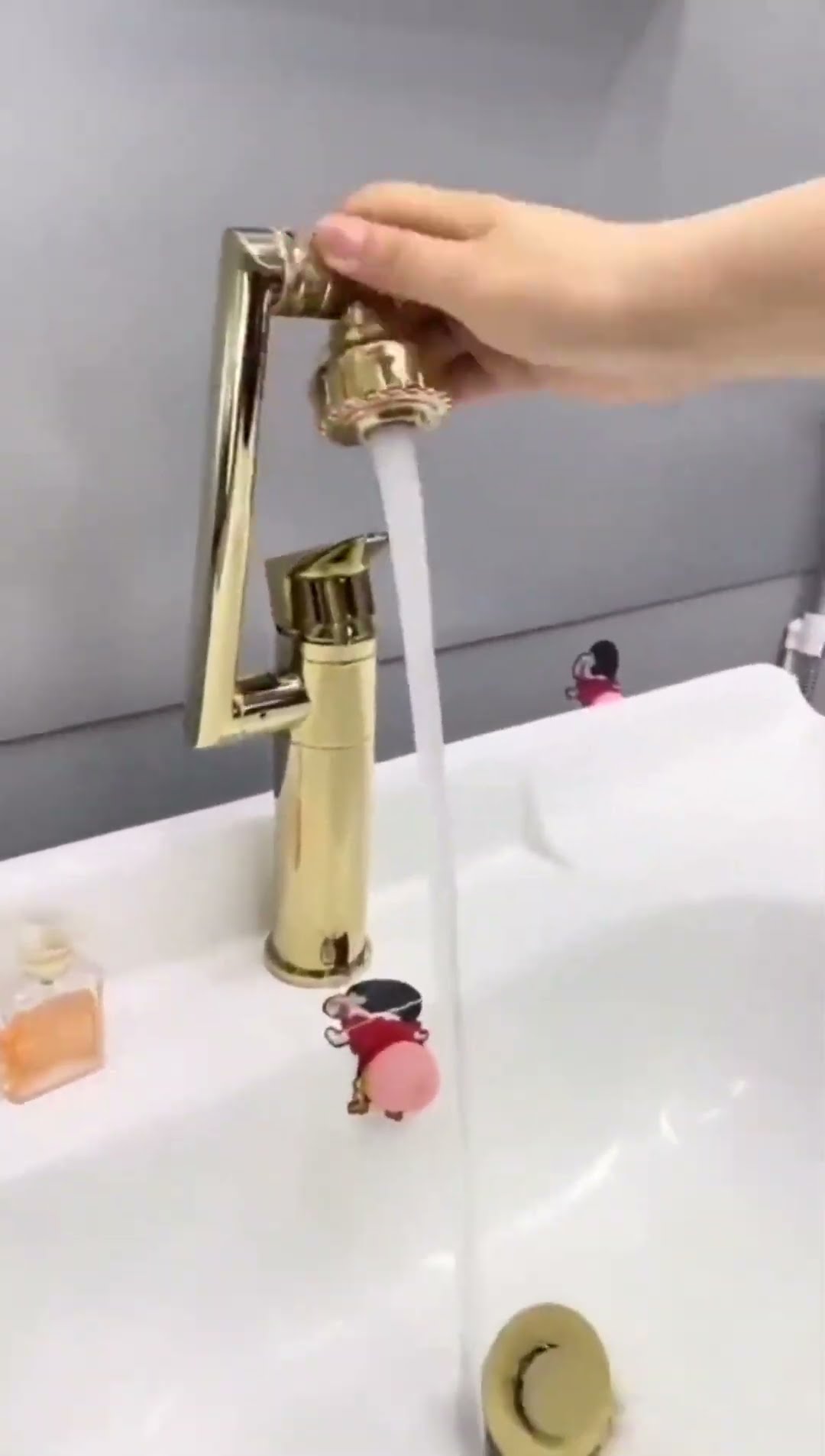 Elegant Luxury Rotating Basin Faucet