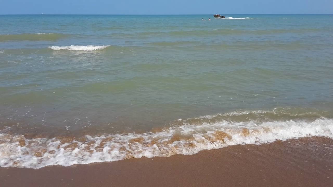 Температура воды в море махачкала. Каспийское море пляж Манас. Пляж Прибой Махачкала. Каспийское море Махачкала. Каспийское море Махачкала пляж.