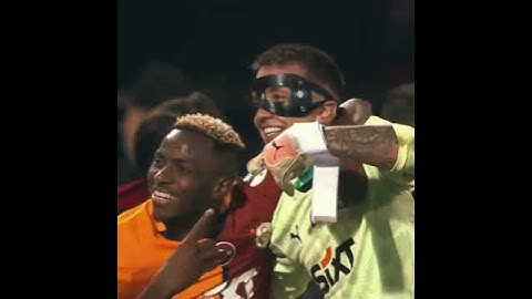 Fernando Muslera, Victor Osimhen'in Maskesini Takıyor 😃 #galatasaray #fernandomuslera #victorosimhen