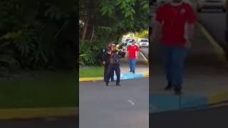 Policía bailando el tiburón de Proyecto Uno