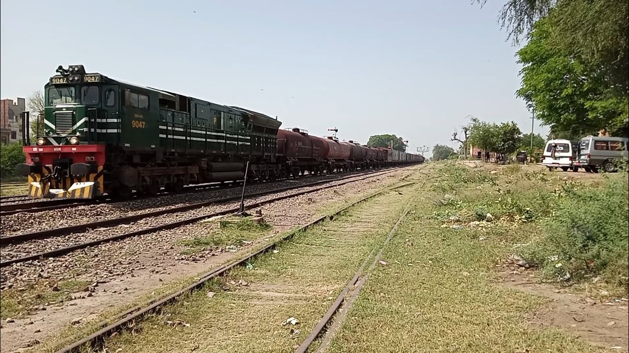 GEU-40 leading a freight train || Chak Jhumra || Pakistan Railways || HMC Malrail