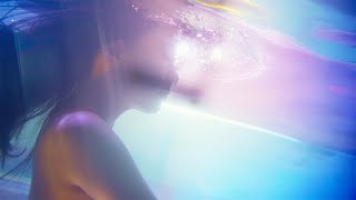 鶴嶋乃愛、人生初の水中撮影で美しく漂う　ヌーディーな雰囲気にドキッ！　「ルルルンローション モイスト」新ウェブCM「わたし、ぜんぶ、うるおう」編