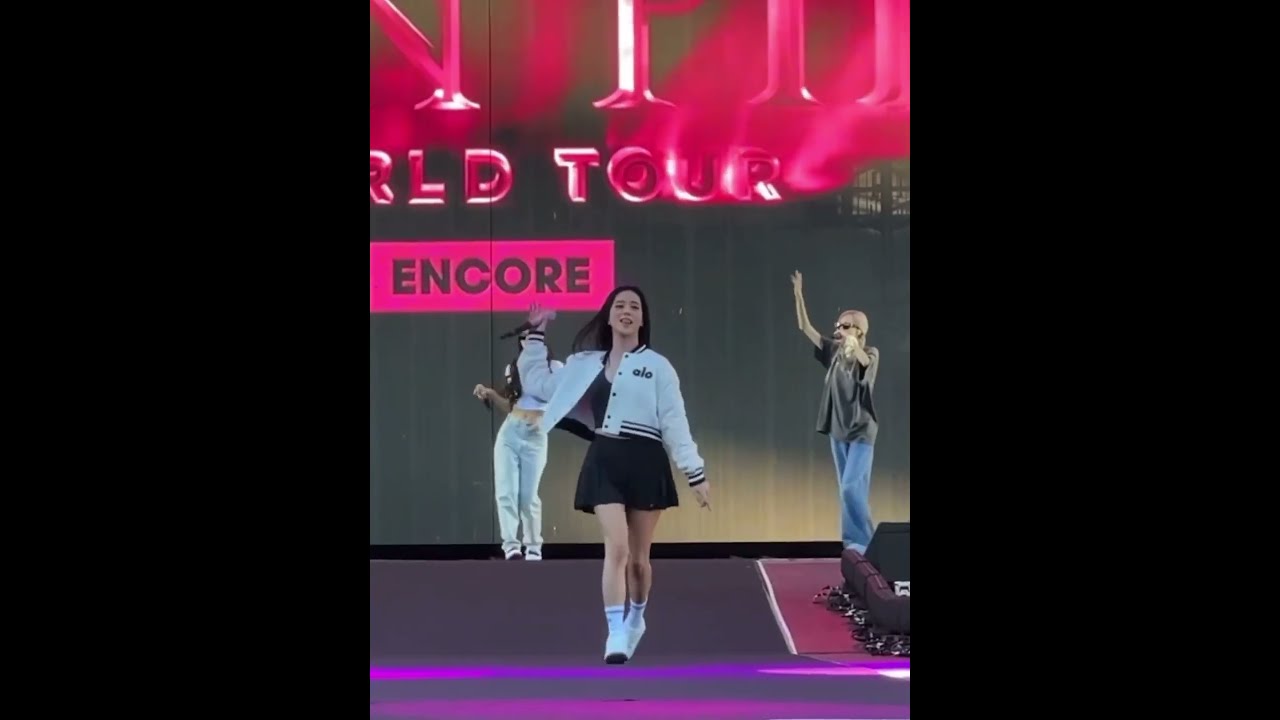 Jennie jisoo walk without  #blackpink #jennie #jisoo #lisa #rose #blink