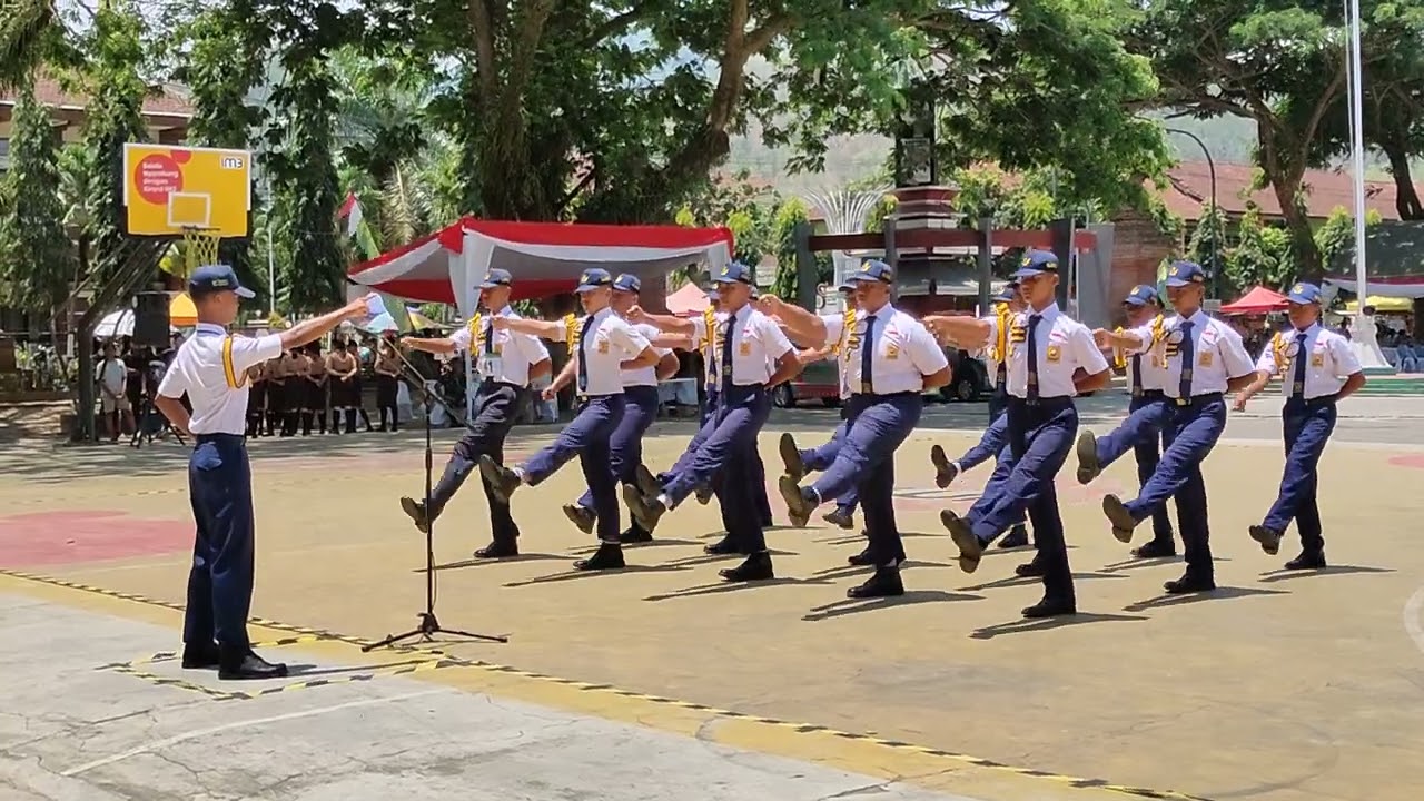 Lomba baris variasi no 41 tingkat SMP di alun'' Trenggalek (HUT ke-79 TNI 2024)