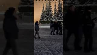 В Москве На Красной Площади Задержан Мужчина, Скандировавший 