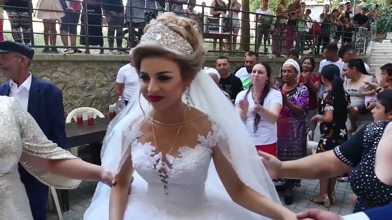 Në këtë moment të veçantë, ajo la pas shtëpinë e fëmijërisë dhe u nis drejt dashurisë