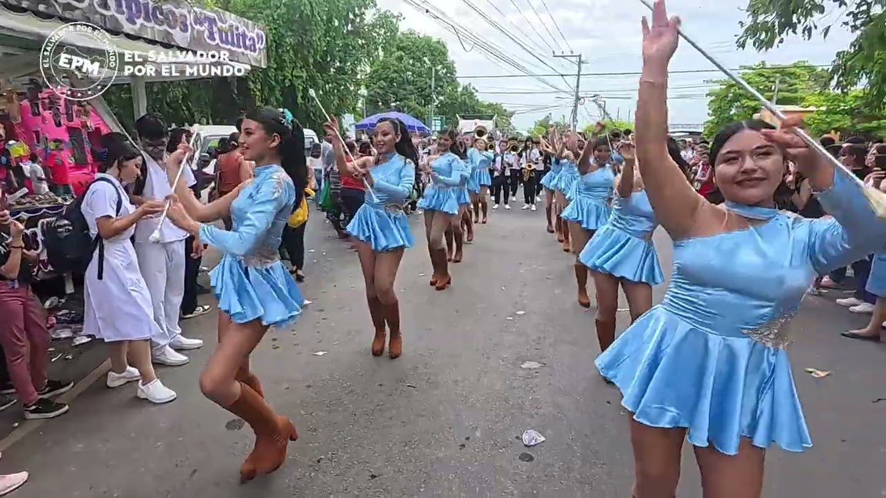 Espectaculares las cachiporristas de Bandas Invitadas a Desfile en Acajutla