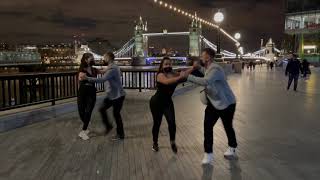 Cali Swing dancing boogaloo in the London Tube! Cali Swing bailando boogaloo en Londres!