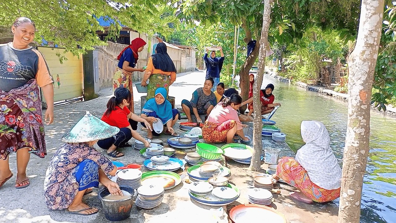 Nyuci Piring Adat Sasak: Warisan Gotong Royong Leluhur | diiringi gamelan Kakek Genit