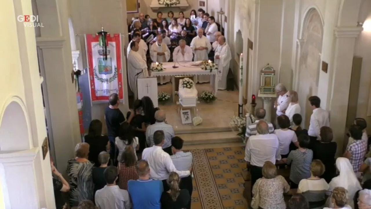 L'ultimo saluto al piccolo Giovanni, il bimbo morto schiacciato dal silo