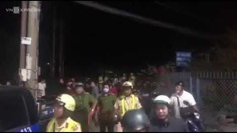 Cảnh sát đưa thi thể Tuấn Khỉ và nhiều vật chứng khỏi hiện trường