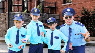 Jason dan petualangan serunya sebagai petugas polisi | Permainan bermain peran untuk anak-anak