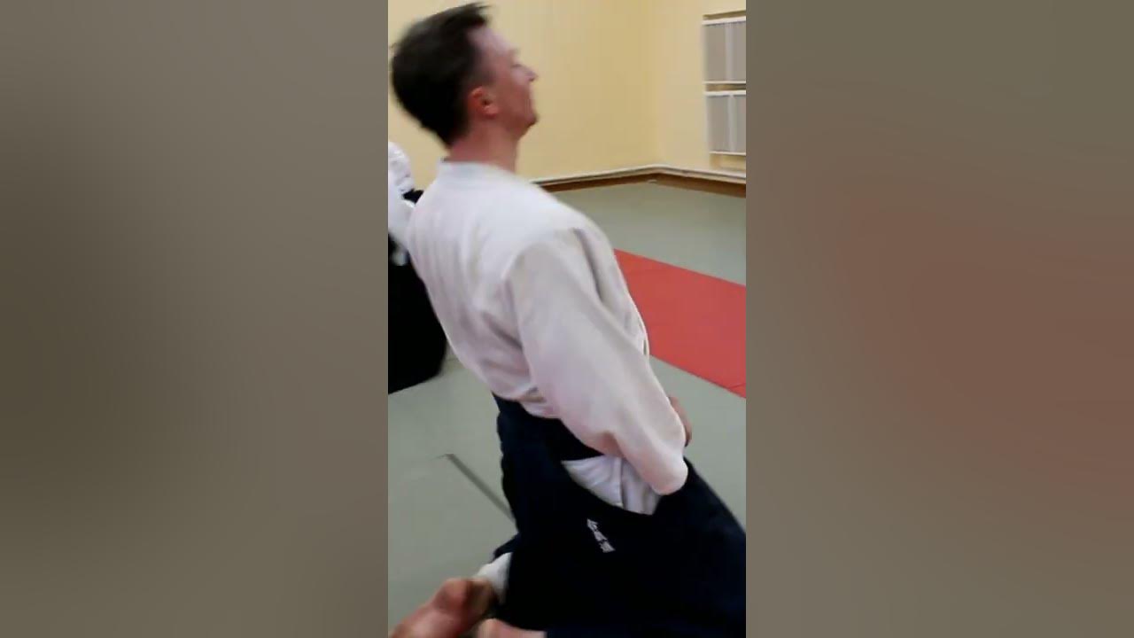 Сэнсэй даёт подзотыльник