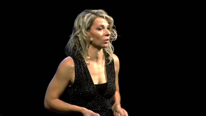 Yosh qiz qollari bilan ozini tutadi