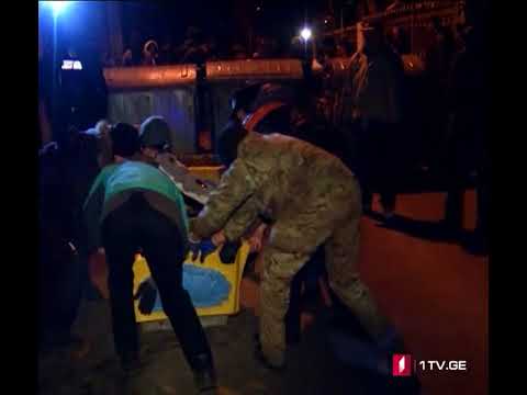 იზოლატორთან სააკაშვილის მომხრეები ბარიკადებს აგებენ