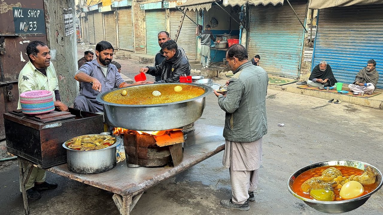 ONLY RS 50/- SPECIAL WINTER BREAKFAST ON ROAD SIDE | ALYAS MURGH CHANAY | STREET FOOD PAKISTAN 🇵🇰