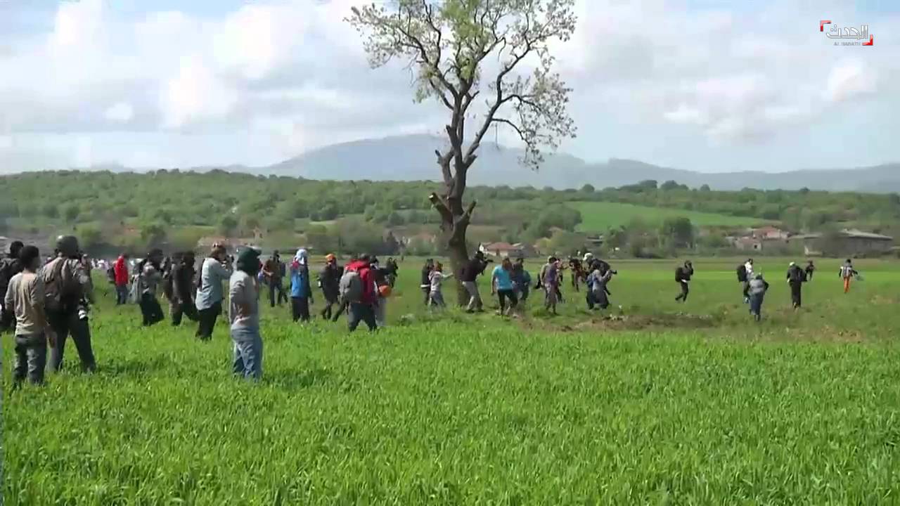 إطلاق غاز مسيل للدموع على لاجئين على حدود مقدونيا واليونان