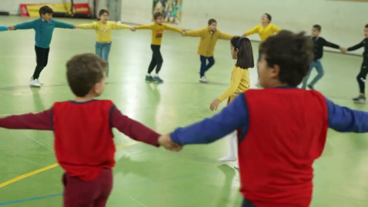 Flashmob CE1 de l'EIF : L'hymne olympique et les couleurs des anneaux olympiques