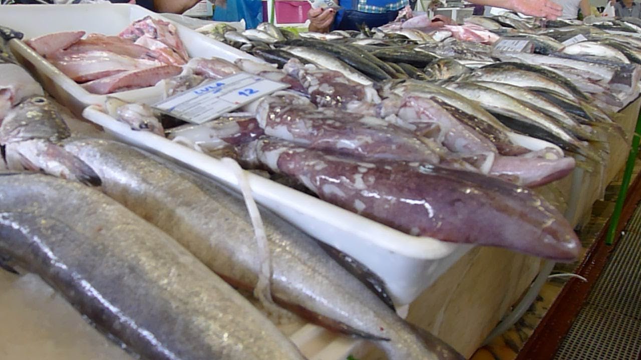 Shopping at the Seafood and Vegetable Farmers Market in Leiria - Portugal 2018