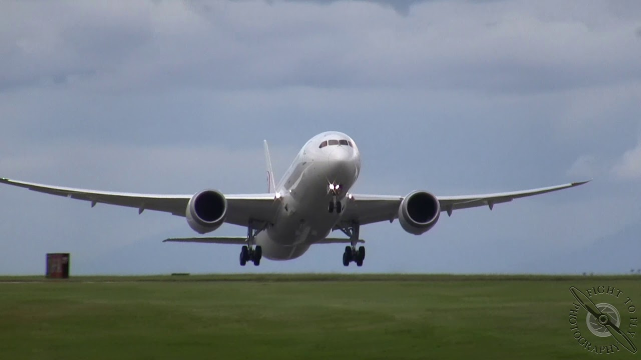 JAL 787 Delivery - Serious wing rock! May 2013 - YouTube