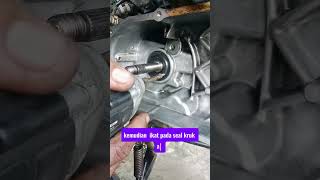 cara mudah dan cepat membuka atau mengeluarkan seal kruk as motor beat atau vario#tutorial #mekanik