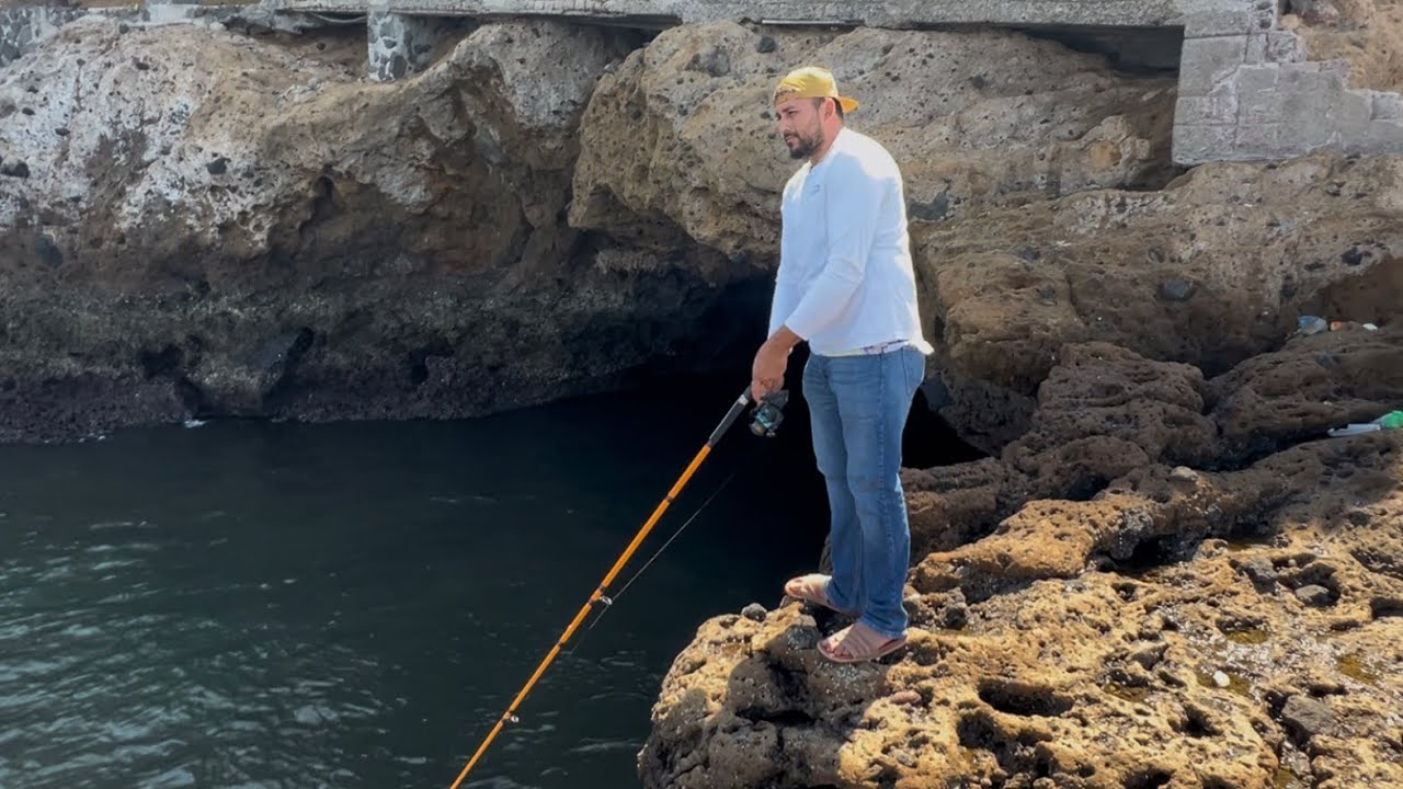 Pescando con bara en acajutla y se le fue el sombrero al más bello 