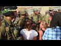 عهد التميمي أثناء "مواجهة" مع جنود الاحتلال عام 2012