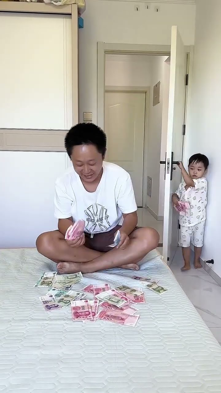 爸爸偷藏私房钱，这下被发现了吧！#Cute baby#Cute#呆萌小米宝#聪明宝宝#萌娃