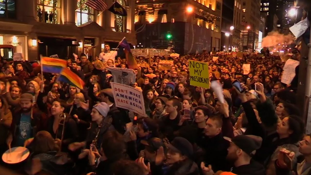 Miles de personas protestan en EEUU para gritar que Trump no es su ...