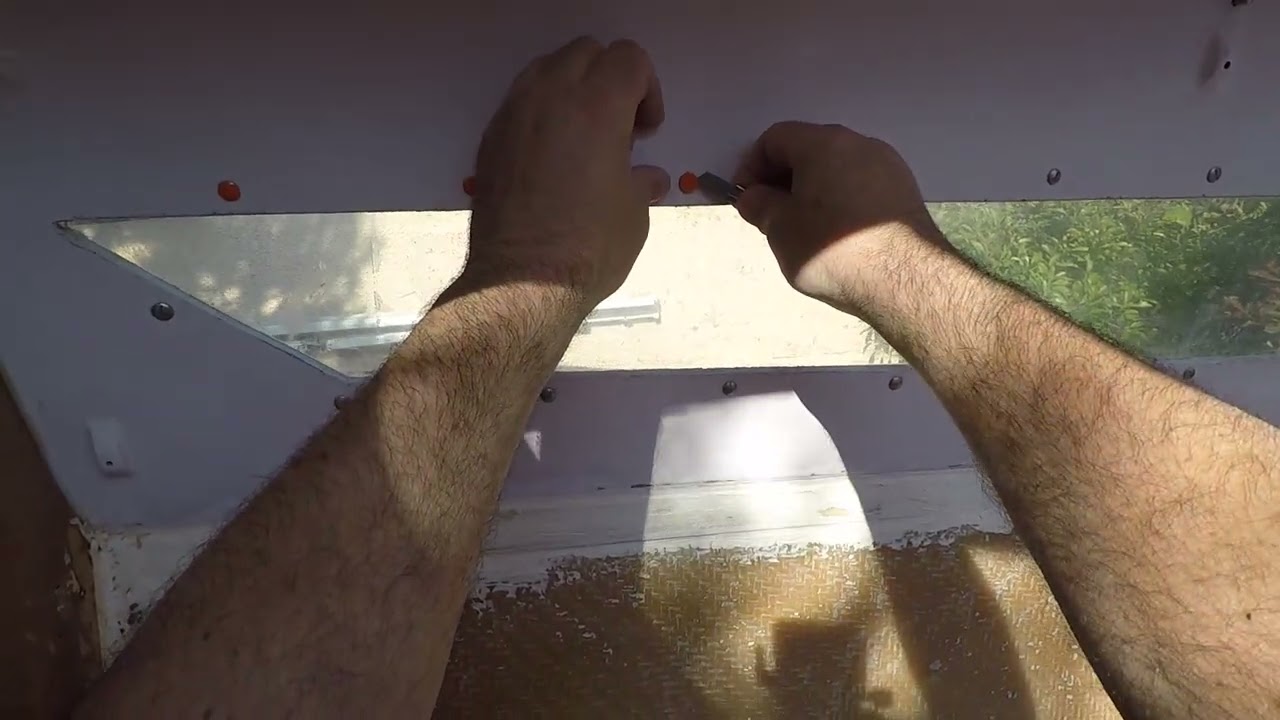 102 - Voilier Edel 4 OliVal - Derniers préparatifs avant vernis et peinture 3 sur 3