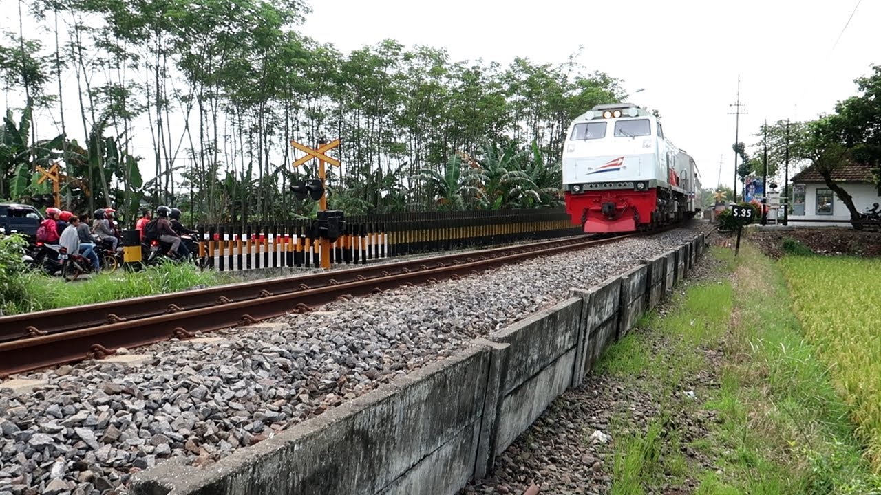 Perlintasan KA Serong Rambipuji Jember