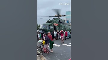 Trực thăng đáp trực tiếp xuống khu dân cư cứu trợ bà con vùng lũ ở Phú Yên (cũ)