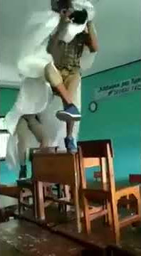 Vidio lucu anak sekolah main barongsai sampai jatuh (Youtube Archive)