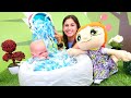 Ayşe, Lili ve bebeği için yeni bir havuz kuruyor. Oyuncak bebek bakma oyunları