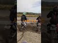 友を盾にする