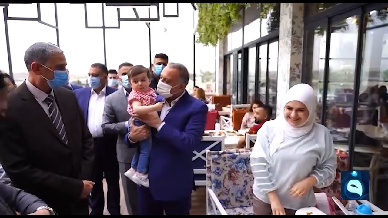 رئيس الوزراء مصطفى الكاظمي يجري جولة في العاصمة بغداد ويلتقي عدد من المواطنين في احد المطاعم.